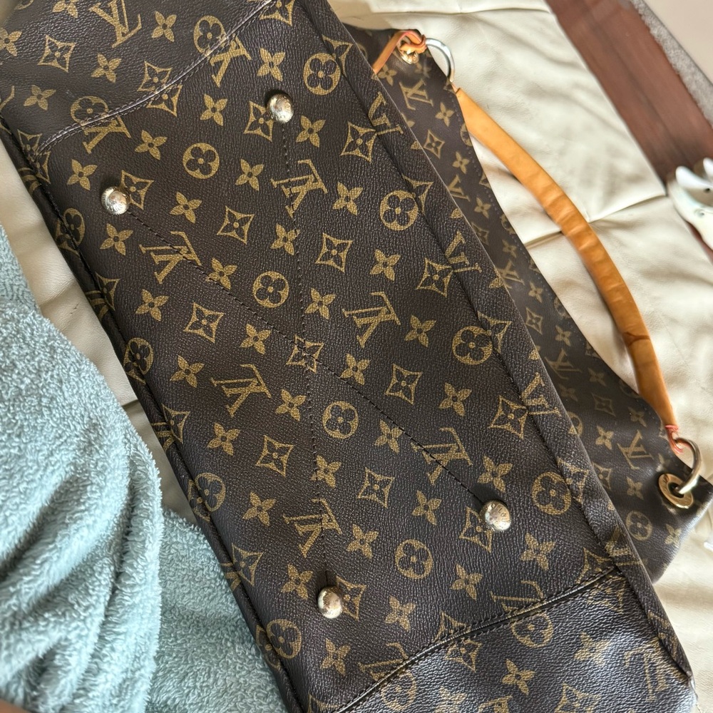 Chic Monogram Print Large HOBO
Slouchy Shoulder Bag - Picture 6 of 7